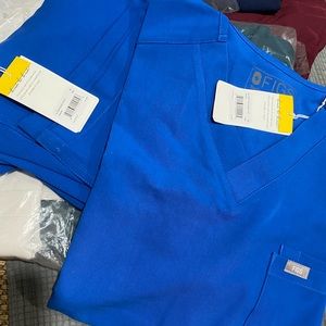 SOLD —-MEN MEDIUM FIGS SCRUB SET